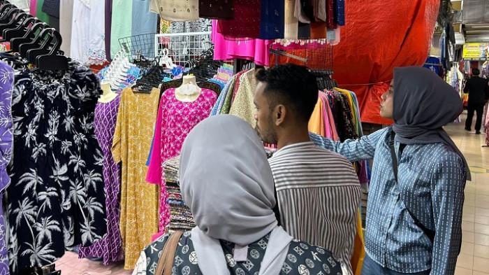 Wisatawan Berburu Batik Khas Kelantan di Pasar Siti Khadijah