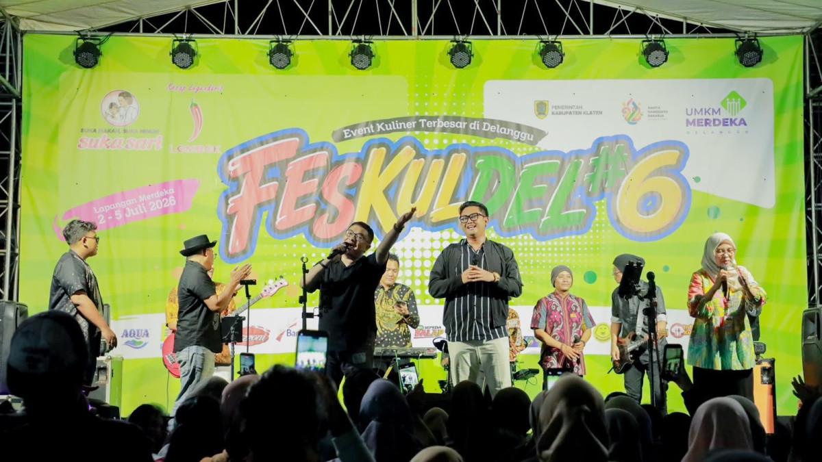 FESTIVAL KULINER DELANGGU - Bupati Klaten Hamenang Wajar Ismoyo saat menikmati suasana Festival Kuliner Delanggu ke-6 di Lapangan Merdeka Delanggu, Kamis (2/7/2026) malam.