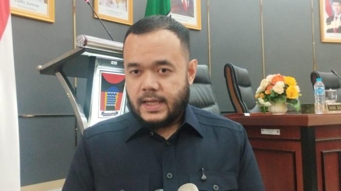SEKOLAH HAMPIR RUBUH– Wali Kota Padang, Fadly Amran, memberikan keterangan kepada wartawan terkait penanganan SDN 10 Lambung Bukit di Gedung DPRD Kota Padang, Jumat (3/7/2026). Fadly memastikan sekolah tersebut tetap akan dibangun setelah proses normalisasi sungai dan perbaikan akses jalan di kawasan Gunung Nago selesai dikerjakan.
