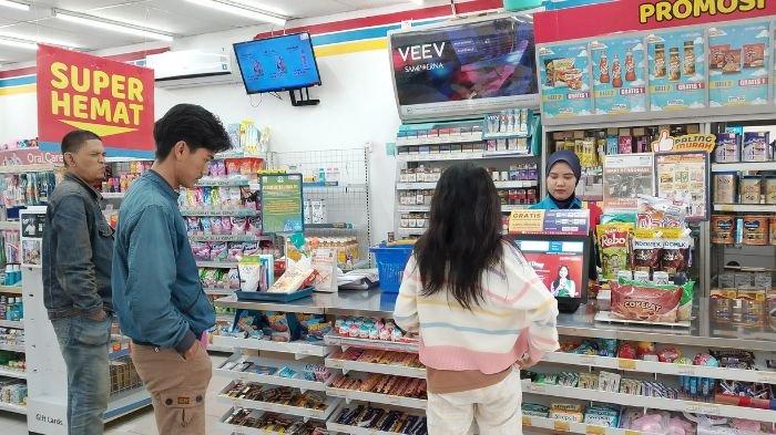 Para Pelanggan Saat Mengantre Pembayaran di Kasir Indomaret - Kini Indomaret dan Alfamart di Palembang Tak Lagi Menyediakan Kantong Plastik Bagi Konsumen