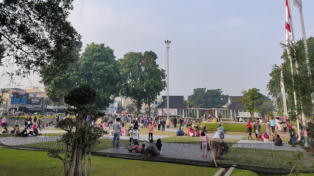 Alun-Alun Kota Bogor, satu wisata dekat Stasiun Bogor ramah anak yang cocok dikunjungi saat libur sekolah.