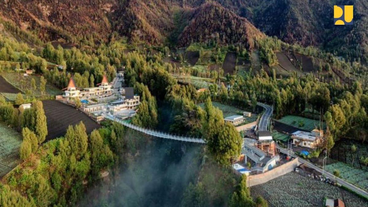 Bromo Sky Bridge menghadirkan sensasi berjalan di atas jembatan kaca sepanjang 130 meter dengan panorama Gunung Bromo yang memukau.