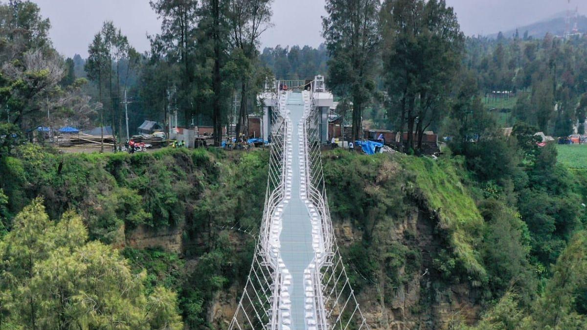 Wisatawan melintasi Bromo Sky Bridge yang membentang di atas jurang sedalam 83 meter dengan standar keamanan yang telah melalui serangkaian uji.