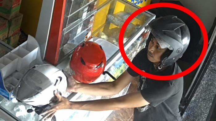 MALING - Aksi pencurian helm di WB Supply, Mojoroto, Kecamatan Mojoroto, Kota Kediri, Sabtu (27/6/2026) sore.