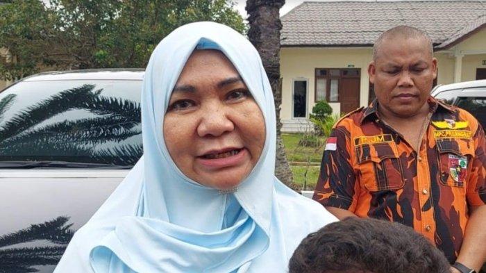 Tiorita Br Surbakti istri terdakwa Terbit Rencana Peranginangin saat diwawancarai wartawan di Pengadilan Negeri Stabat, Kabupaten Langkat, Sumatera Utara, Selasa (14/5/2024).