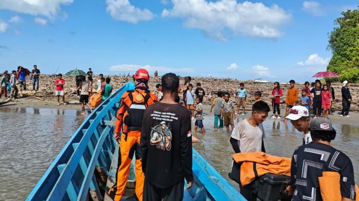 OPERASI SAR- Petugas gabungan saat melakukan pencarian bocah berusia 3 tahun yang dilaporkan terseret ombak di Muara Simatalu, Desa Simatalu, Kecamatan Siberut Barat, Kabupaten Kepulauan Mentawai, Sumatra Barat, Jumat (3/7/2026).