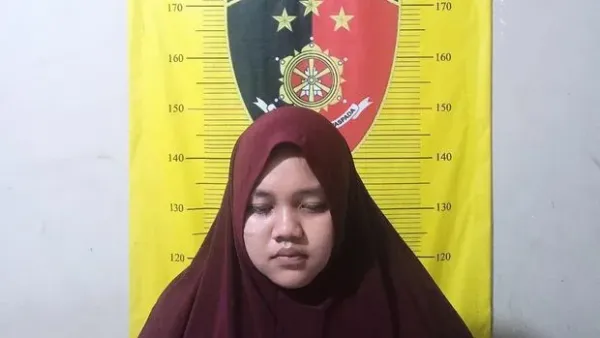 Aksi wanita HCTW (20), menjual emas palsu di Pamulang, Tangerang Selatan, digagalkan penjaga toko hingga akhirnya dilaporkan ke polisi. (Dok istimewa). Aksi wanita HCTW (20), menjual emas palsu di Pamulang, Tangerang Selatan, digagalkan penjaga toko hingga akhirnya dilaporkan ke polisi. (Dok istimewa).