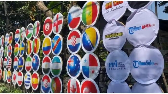 SELEBRASI LOKAL 2026 - Kumpulan bendera negara yang ikut Piala Dunia 2026 di Museum TitikNol Pasoepati, Jln. Kolonel Sugiyono 37, Nayu Timur, Nusukan, Solo, Jawa Tengah pada Rabu, 10 Juni 2026.