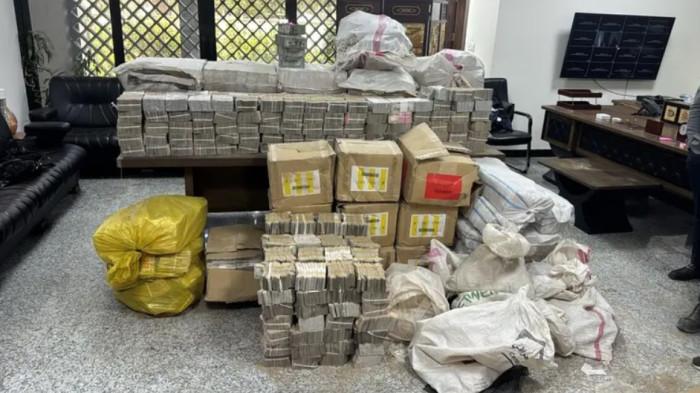 n di balik dinding rumah Wakil Menteri Perminyakan  I d