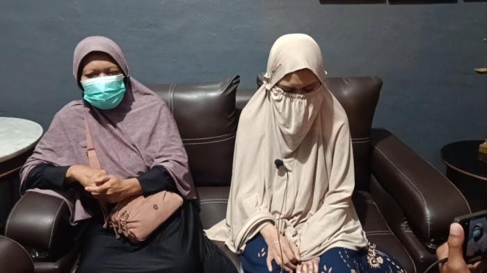 MAN (30), warga Kecamatan Harjamukti, Kota Cirebon yang mendapatkan penyiksaan dan penganiayaan oleh oknum anggota aktif Polres Tegal Kota berinisial Aiptu N, yang juga suami sirinya. 