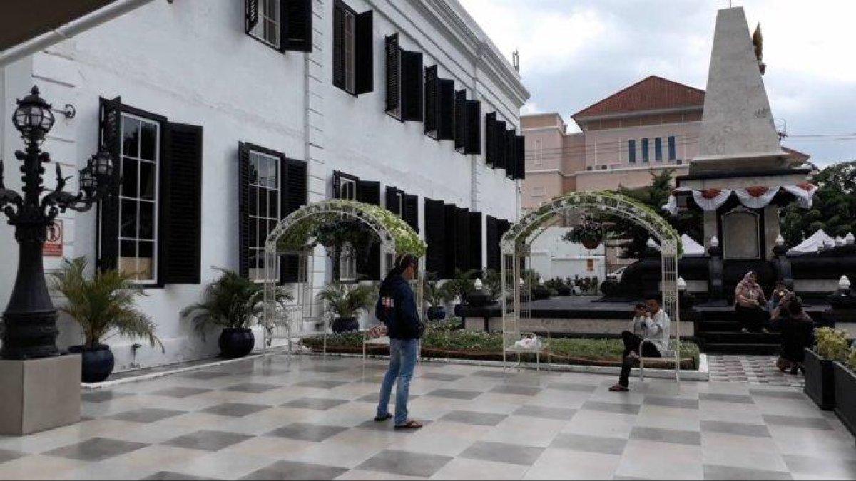 WISATA SEJARAH - Pengunjung saat berfoto di Gedung Djoeang 45 Kota Solo