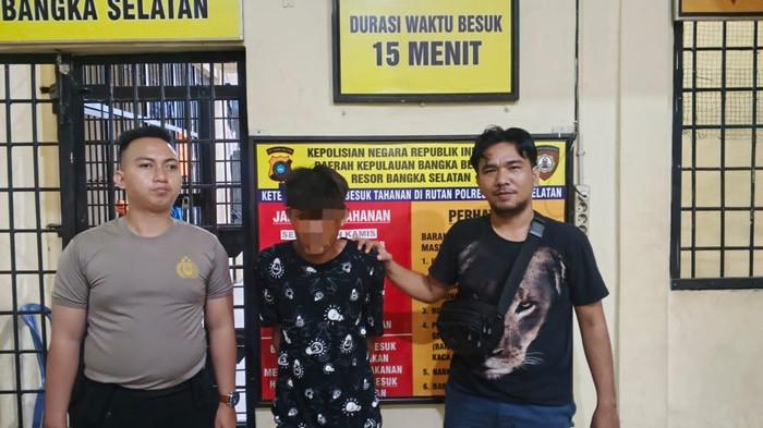 DITANGKAP POLISI -- EB (28) warga Desa Sumber Makmur, Kecamatan Mesuji, Kabupaten Mesuji, Provinsi Lampung saat hendak dimasukan ke dalam sel tahanan Polres Bangka Selatan, Rabu (1/7/2026) malam. EB diamankan setelah diduga melakukan pencurian sepeda motor di Kecamatan Tukak Sadai.