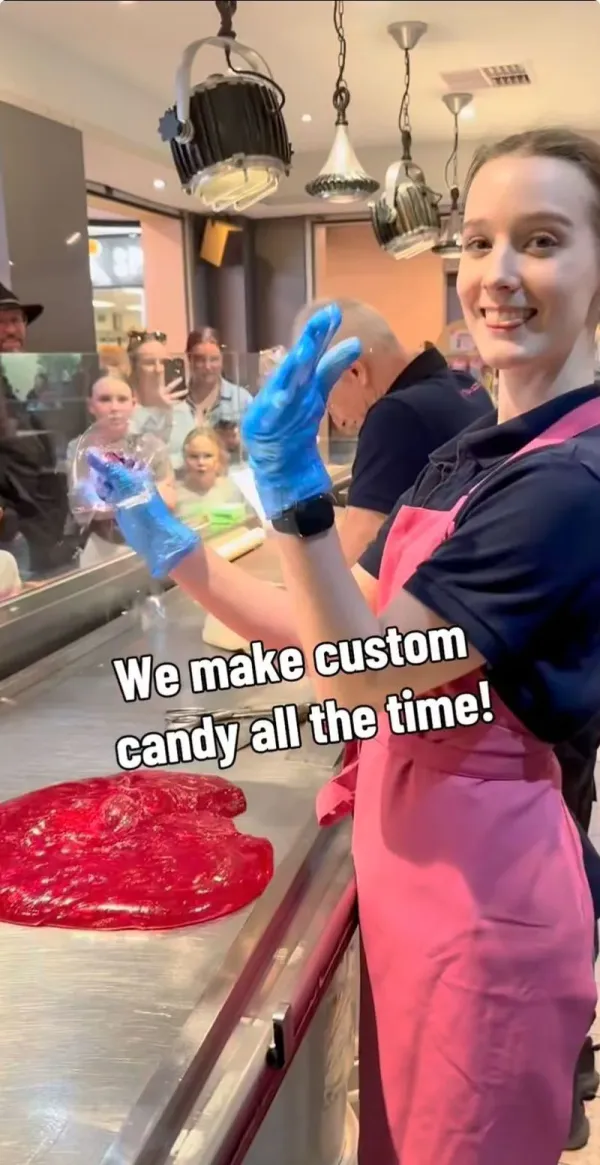 Heboh Pernikahan Taylor Swift, Toko Permen Ini Bikin Candy Cane Spesial!