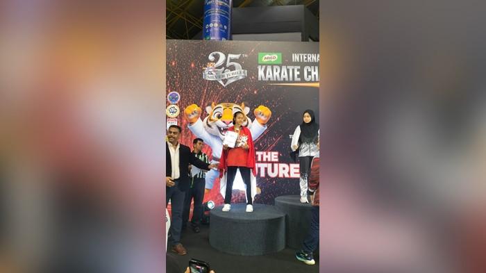 PRESTASI INTERNASIONAL - Karateka muda asal Kecamatan Kelapa Kampit, Aaliyah Noya Risdianto (14) berfoto bersama pelatih utama Forki Belitung Timur, Syukur Maulana, usai berhasil menyabet medali perak dalam ajang Milo International Open Karate Championship 2026 di Titiwangsa Stadium, Kuala Lumpur, Malaysia, beberapa waktu lalu. Tampil di nomor Youth U14 Female Kata Individual, Noya sukses membuktikan keterbatasan fasilitas di daerah tidak menjadi penghalang untuk mengukir prestasi di tingkat dunia.