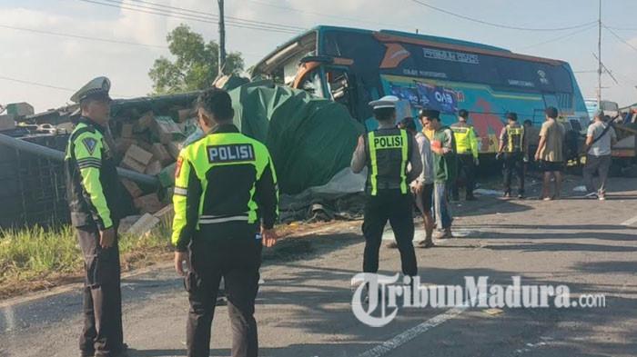 KECELAKAAN BERUNTUN BANGKALAN - Sebuah bus, mobil Toyota Avanza, sepeda motor, truk boks, dan truk Fuso terlibat kecelakaan beruntun di Bangkalan, Madura, Jumat (3/7/2026). Dua orang tewas di lokasi kejadian akibat kecelakaan maut di Bangkalan, akses Suramadu sisi Madura, masuk Desa/Kecamatan Burneh, Kabupaten Bangkalan, itu.