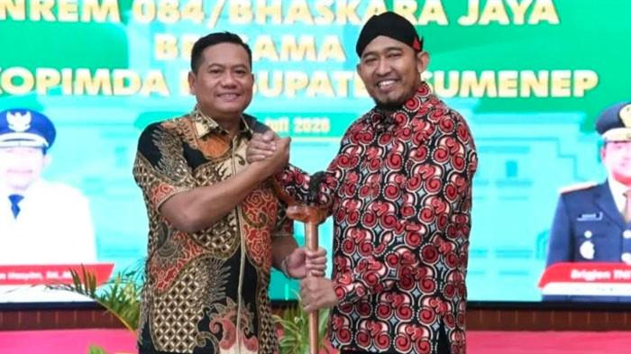 KUNJUNGAN - Bupati Sumenep, Achmad Fauzi Wongsojudo, saat menerima kunjungan Danrem 084/Bhaskara Jaya, Brigjen TNI Kohir, di Pendopo Agung Keraton Sumenep, Madura, Rabu (1/7/2026) malam. Achmad Fauzi menegaskan, komunikasi dan koordinasi antara pemerintah daerah dengan TNI harus terus diperkuat sebagai modal utama menciptakan daerah yang aman, kondusif, sekaligus mendukung keberhasilan pembangunan.