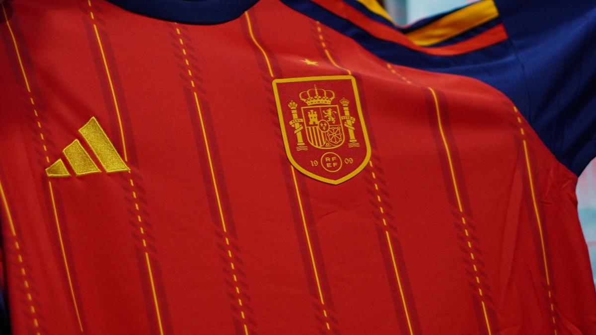 SELEBRASI LOKAL 2026 - Foto jersey Timnas Spanyol di Piala Dunia 2026 yang dipajang di Solo Soccer, Manahan, Surakarta, Jawa Tengah, Minggu, 31 Mei 2026.