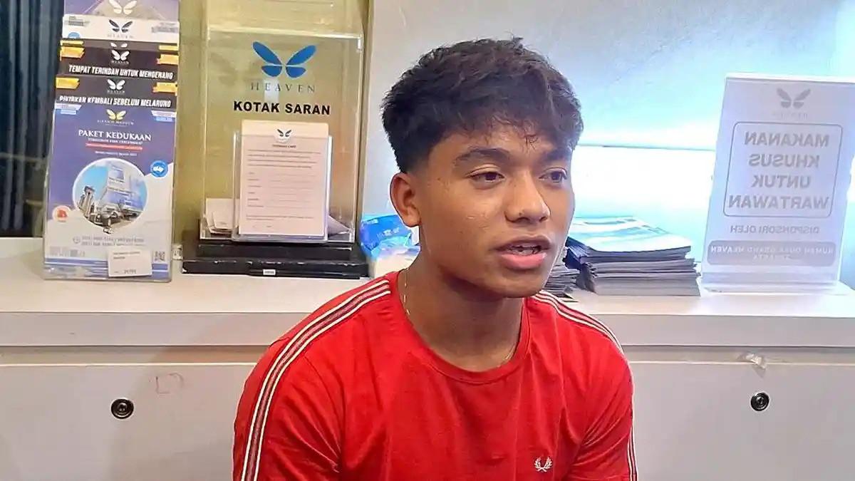 CEMBURU SEBABKAN PUTUS - Penyanyi Betrand Petro secara terang-terangan mengakui bahwa jalinan asmara dirinya dengan Aqila Zhavira dipastikan telah kandas di tengah jalan. Pria yang akrab disapa Onyo ini bahkan mengungkap penyebab kandasnya jalinan asmara mereka yakni cemburu buta dan ego.