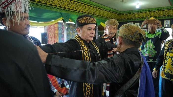 SIDANG AKHIR - Prosesi Adat oleh Lembaga Adat Besar Tidung Malinau di Balai Adat Tidung di Malinau, Kalimantan Utara, Sabtu (4/7/2026). Dua prosesi mengakhiri perkara komentar sensitif di media sosial.