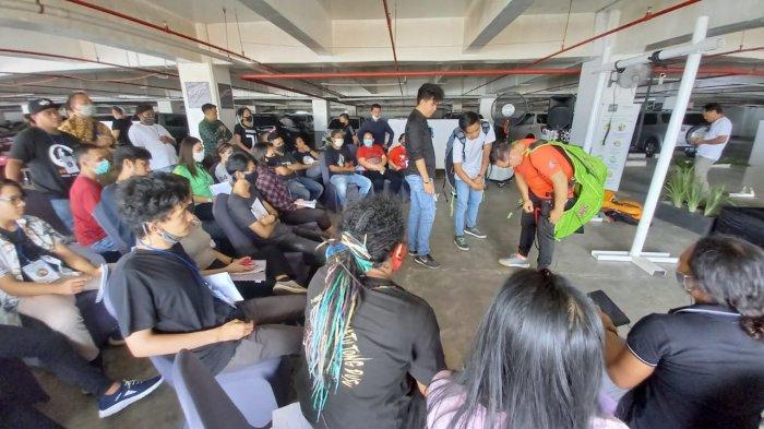 TAHURA - Pembukaan pelatihan bagi pemandu wisata paralayang di Tahura Gunung Tumpa HV Worang, Manado.