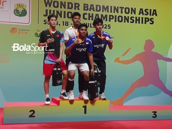 (Ki-ka) Liu Yang Ming Yu (perak), Moh Zaki Ubaidillah (emas), Fardhan Rainanda Joe dan Richie Duta Richardo (perunggu) pada podium tunggal putra setelah final Kejuaraan Asia Junior 2025, di GOR Indoor Manahan, Solo, Jawa Tengah, Minggu (27/7/2025l.