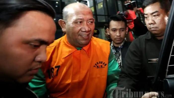 BUPATI DITAHAN - Bupati Langkat Syah Afandin alias Ondim mengenakan rompi tahanan usai terjaring operasi tangkap tangan (OTT) di gedung KPK, Jakarta, Sabtu (4/7/2026) dini hari. Sang Bupati dijebloskan ke Rutan KPK. Dia terjerat kasus suap proyek di lingkungan Kabupaten Langkat, Provinsi Sumatera Utara tahun 2025-2026.