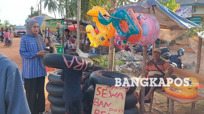 Suratno (51) pemilik usaha sewa ban di pemandian Aik Item atau Air Hitam Irigasi Desa Rias.
