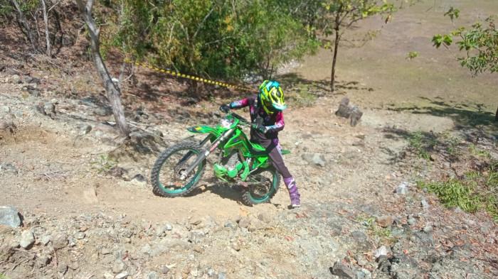 TANJAKAN - Para rider motor trail coba taklukkan jalur tanjakan berbatu di Lajulo, Kelurahan Tuwung, Kecamatan Barru, Kabupaten Barru, Sabtu (4/7/2026) pagi. Beberapa mesin motor mati saat di pertangahan tanjakan jalur kering.  