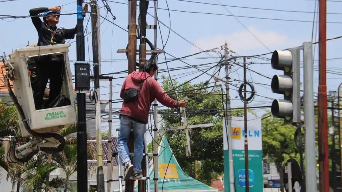 JADWAL MATI LAMPU - Potret petugas PLN sedang bertugas di lapangan. 