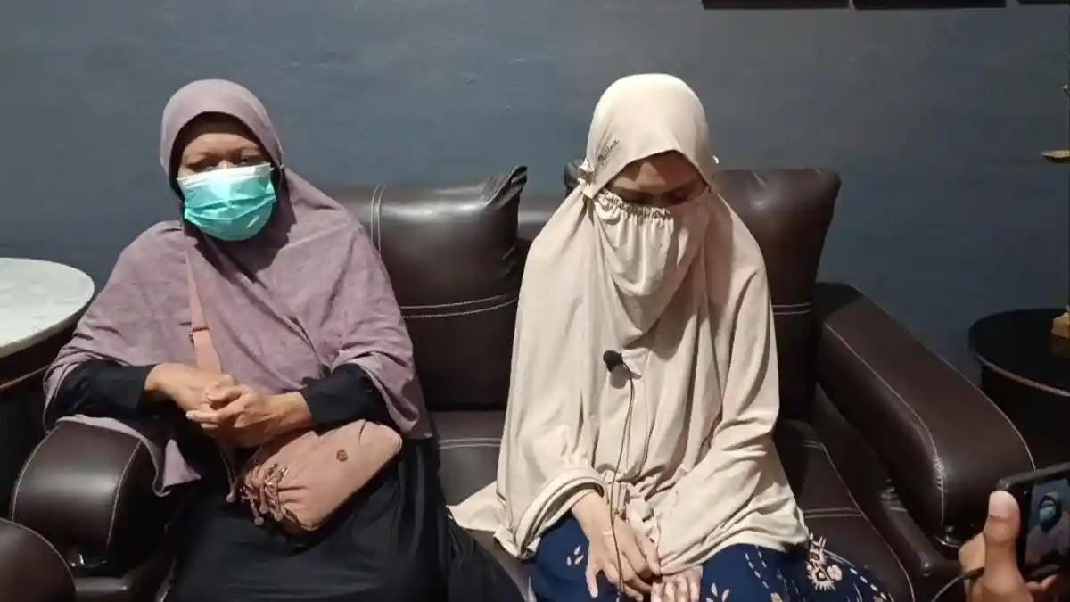 WAWANCARA - Sri Haryati (kiri), ibu dari MAN (30), (kanan) warga Kecamatan Harjamukti, Kota Cirebon yang mendapatkan penyiksaan dan penganiayaan oleh oknum anggota aktif Polres Tegal Kota berinisial Aiptu N, yang juga suami sirinya. Baik Sri maupun MAN diwawancarai saat berada di kantor kuasa hukumnya di kawasan Pancuran, Kota Cirebon, Jumat (3/7/2026) petang.