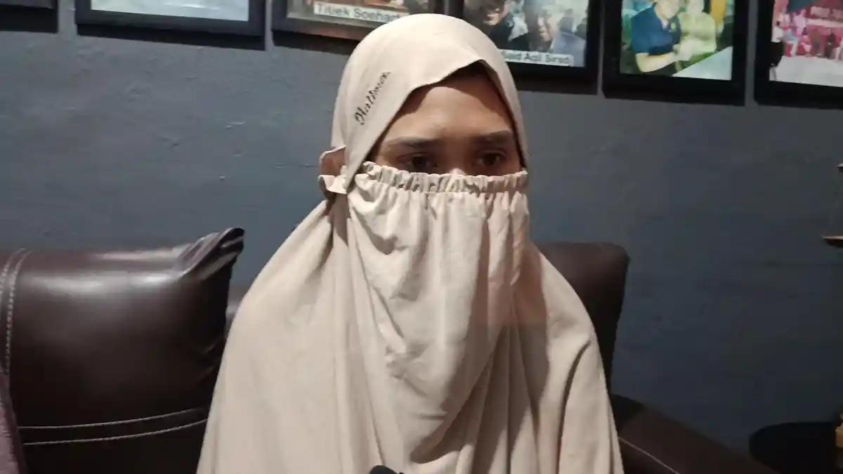 WAWANCARA - MAN (30), warga Kecamatan Harjamukti, Kota Cirebon yang mendapatkan penyiksaan dan penganiayaan oleh oknum anggota aktif Polres Tegal Kota berinisial Aiptu N, yang juga suami sirinya. Ia diwawancara di kantor kuasa hukumnya di kawasan Pancuran, Kota Cirebon, Jumat (3/7/2026).
