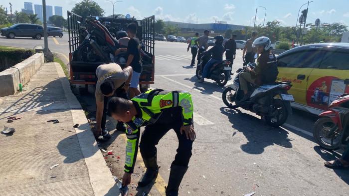 Kecelakaan lalu lintas beruntun di Simpang Kepri Mall, Sabtu (4/7), Polisi  evakuasi kendaraan. 
