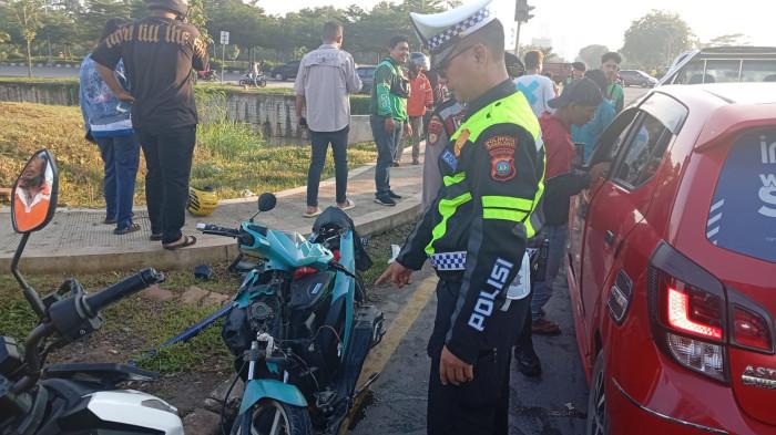 Kecelakaan lalu lintas beruntun di Simpang Kepri Mall, Sabtu (4/7) pagi libatkan sejumlah kendaraan. Polisi turun evakuasi