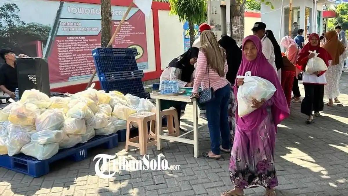 SALURKAN BANTUAN - Perayaan HUT ke-19 PT. Dugapat Mas salurkan paket sembako ke masyarakat di Desa Blanceran, Kecamatan Karanganom, Kabupaten Klaten.