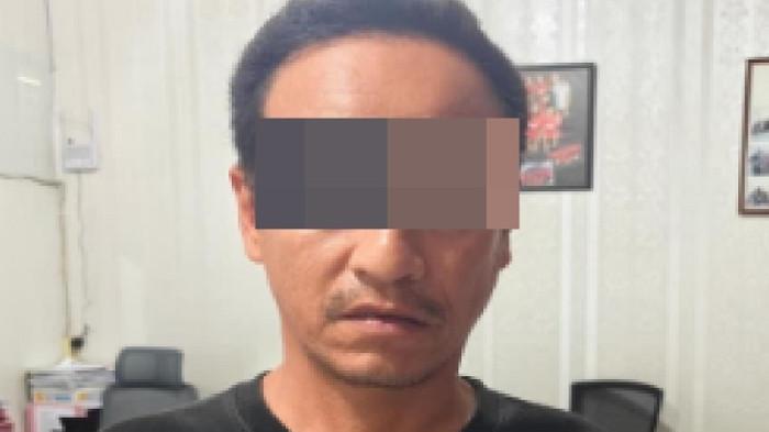 AYAH TIRI CABULI ANAK - Foto wajah terduga pelaku pencabulan seorang vokalis band di Kota Kendari, Sulawesi Tenggara (Sultra). Tim URC Buser77 Satreskrim Polresta Kendari berhasil meringkus pria berinisial AR (42) ini. Ia melakukan tindakan pencabulan pada anak tiri di salah satu kos yang berada di sekitar Kelurahan Bende, Kecamatan Kadia, Senin (1/6/2026).