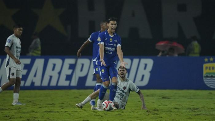 DEBUT - Aksi debut Dion Markx bersama Persib Bandung saat menghadapi Persita Tangerang pada pekan ke-22 Super League, di Stadion Gelora Bandung Lautan Api (GBLA), pada Minggu (23/2/2026) malam WIB. Dion Markx masuk sebagai pemain pengganti di babak kedua.