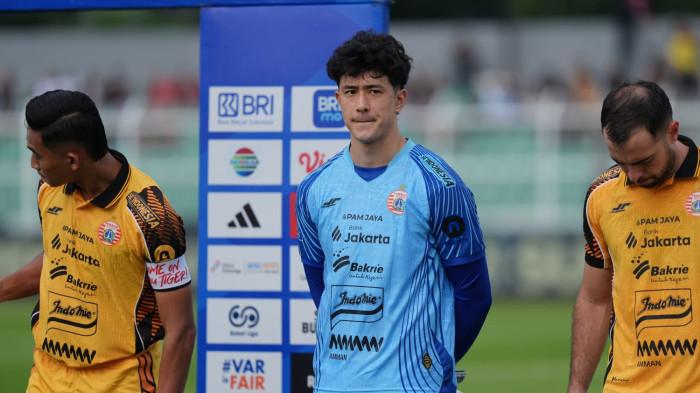 DEBUT LAGA - Kiper anyar Persija, Cyrus Margono saat menjalani debutnya bersama Macan Kemayoran kala menghadapi Bhayangkara Lampung FC di Stadion Sumpah Pemuda, Bamdar Lampung, Minggu (5/4/2026). dok: Persija