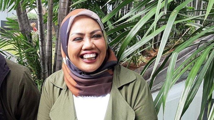 ELLY SUGIGI SENTIL REVELINO TUWASEY - Elly Sugigi di gedung Trans TV, Jalan Kapten Tendean, Mampang Prapatan, Jakarta Selatan, Senin (21/12/2020). Kini Elly Sugigi sentil Revelino yang diduga ayah biologis dari anak Lisa Mariana.