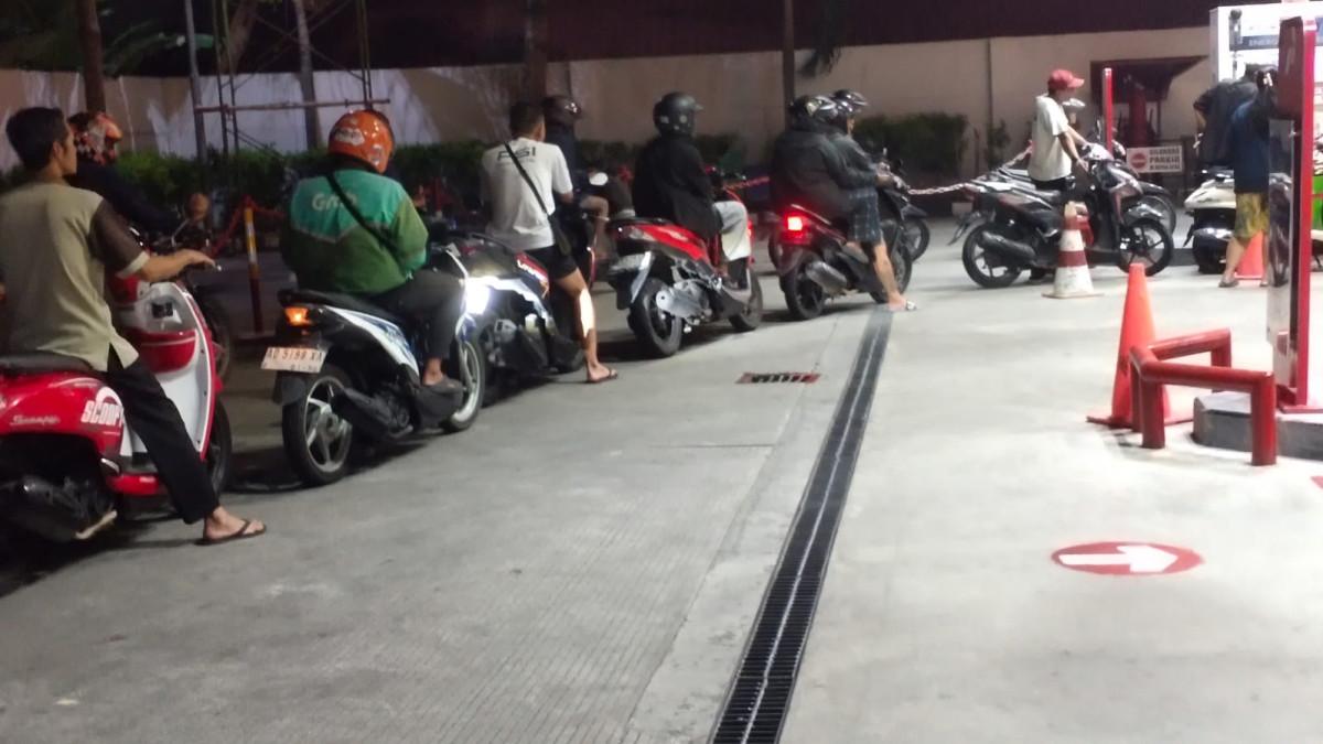 ANTREAN PERTALITE - Panjangnya antrean Pertalite di SPBU Banyuanyar Kota Solo Jawa Tengah Minggu 28 Juni 2026. Warga Solo rame-rame bermigrasi ke penggunaan Pertalite setelah harga Pertamax naik menjadi Rp 16.250 mulai 10 Juni 2026.