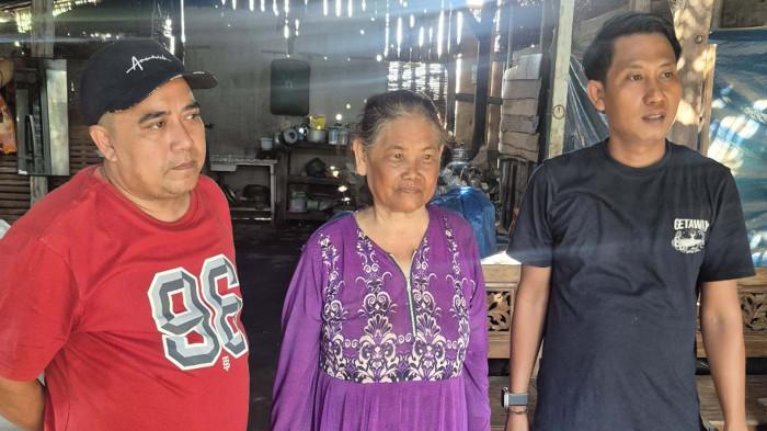 ATENSI DPRD - Anggota DPRD Kabupaten Jombang dari Fraksi PDI Perjuangan, Ama Siswanto (baju hitam) saat mengunjungi rumah Ngatini (69) di Desa Banjardowo, Kecamatan Kabuh, Kabupaten Jombang, Jawa Timur, Sabtu (4/7/2026). DPRD juga berencana memfasilitasi penyelesaian melalui jalur musyawarah.