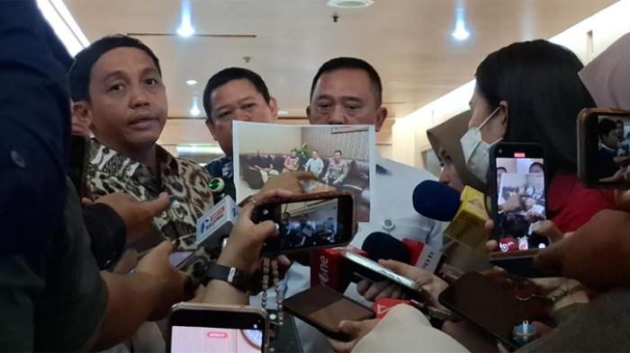 KASUS DUGAAN SUAP - Menteri Kehutanan RI Raja Juli Antoni menyampaikan klarifikasi terkait kasus hukum di Komisi Pemberentasan Korupsi (KPK) yang menyeret namanya. Raja Juli menyampaikan klarifikasinya di kantor Kementerian Kehutanan, Jakarta, Jumat (3/7/2026).
