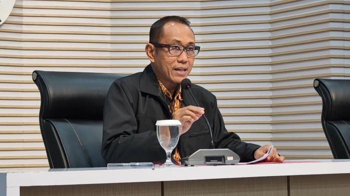 BUPATI LANGKAT TERSANGKA – Plt Direktur Penyidikan KPK Achmad Taufik Husein memimpin konferensi pers penetapan tersangka kasus dugaan suap proyek di Gedung Merah Putih KPK, Jakarta, Jumat (3/7/2026) malam. KPK menetapkan Bupati Langkat Syah Afandin dan mantan tim sukses Pilkada 2024, Yaqub Abdhal Al Mu'arif, sebagai tersangka dalam perkara tersebut.