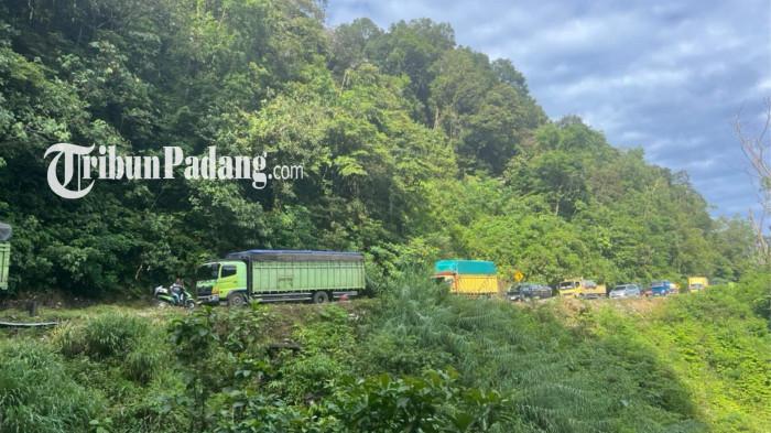 MACET SITINJAU LAUIK- Arus lalu lintas dari arah Solok menuju Kota Padang via jalur Sitinjau Lauik mengalami kemacetan parah pada Selasa (30/6/2026). Kendaraan roda empat terpaksa harus antre dan bersabar menunggu bergerak.