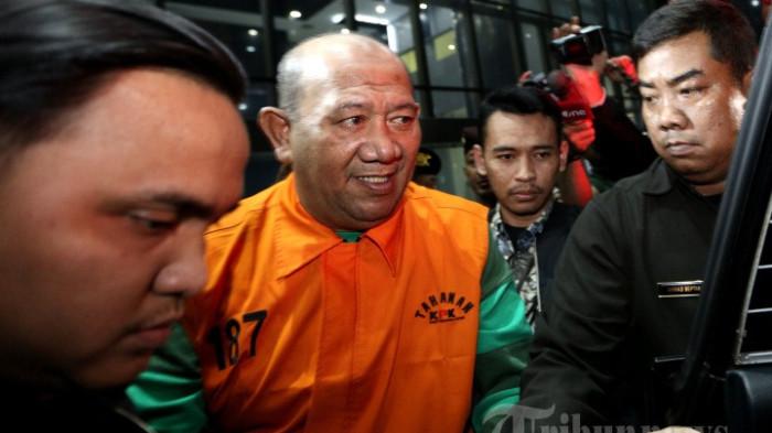 BUPATI DITAHAN - Bupati Langkat Syah Afandin alias Ondim mengenakan rompi tahanan  usai terjaring operasi tangkap tangan (OTT) di gedung KPK, Jakarta, Sabtu (4/7/2026) dini hari. Sang Bupati dijebloskan ke Rutan KPK. Dia terjerat kasus suap proyek di lingkungan Kabupaten Langkat, Provinsi Sumatera Utara tahun 2025-2026.