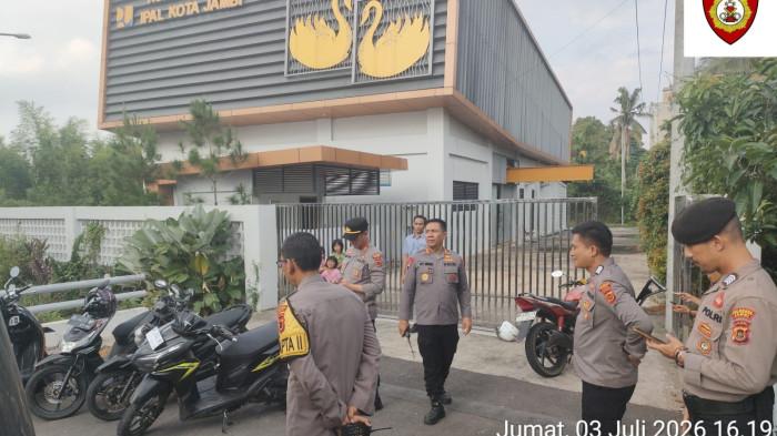 KEJAR GENG MOTOR - Polisi mengamankan empat sepeda motor diduga milik gerombolan geng motor, serta dua celurit di kawasan Instalasi Pengolahan Air Limbah (IPAL), Kelurahan Rajawali, Kecamatan Jambi Timur, Kota Jambi, Jumat (3/6/2026) sore.