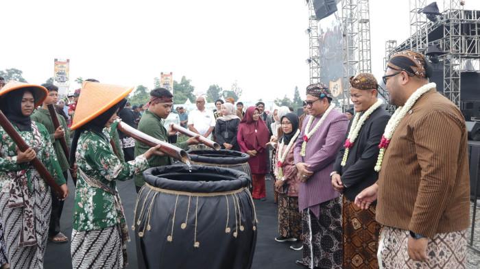 FESTIVAL GUNUNG SLAMET - Bupati Purbalingga, Fahmi Muhammad Hanif, beserta jajaran menghadiri prosesi penyatuan air Tuk Sikopyah pada Festival Gunung Slamet #9 di D'Las Serang, Sabtu (4/7/2026). Tradisi ini melibatkan 99 lodong bambu yang dibawa pemuda setempat sebagai simbol doa dan syukur warga. (Foto: Ist. Pemkab Purbalingga)