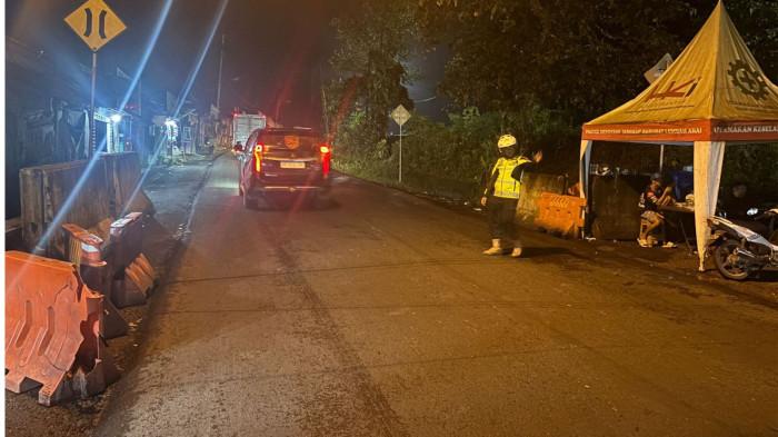 RAMAI LANCAR- Arus lalu lintas terpantau ramai dan lancar di jalur Padang-Bukittinggi melalui kawasan Lembah Anai, Kecamatan Sepuluh Koto, Kabupaten Tanah Datar, Sabtu (4/7/2026) malam. Macet panjang sempat terjadi di Lembah Anai Sabtu sianng, akibat perbaikan jalan di kawasan Lembah Anai.