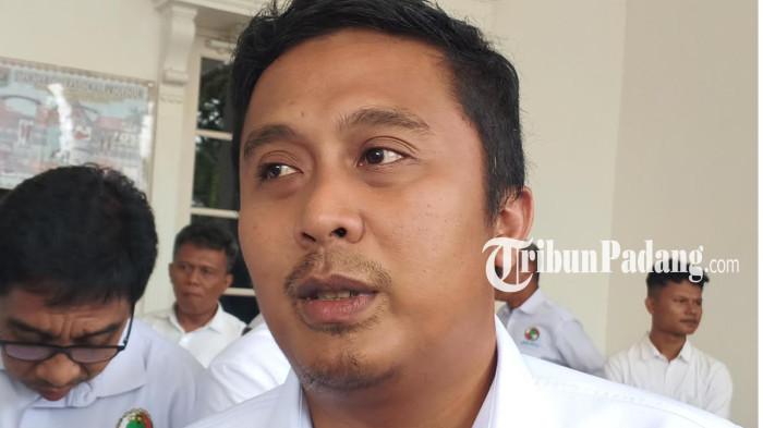 KOPDES – Wakil Gubernur Sumbar Vasko Ruseimy diwawancarai Sabtu (4/7/2026). Vasko mengaku akan menelusuri kebenaran informasi yang menyatakan bangunan Koperasi Desa (Kopdes) Merah Putih dinarasikan berada di kawasan Ngarai Sianok, Agam.