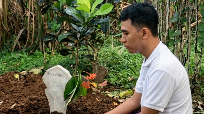 KASUS PERUNDUNGAN - Ahmad Dani saat di makam adiknya, di Desa Jatisari, Kecamatan Kedungjajang, Kabupaten Lumajang, Jawa Timur pada Selasa (30/6/2026).  Dia mengungkapkan situasi mediasi di ruang Kepala SMP PGRI Sukodono Lumajang dalam kasus perundungan maut.
