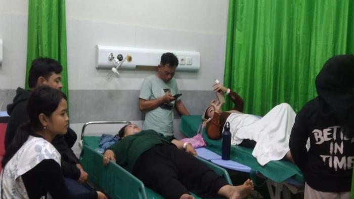 PERAWATAN - Para penumpang bus Sugeng Rahayu Nopol W 7571 UP tengah dirawat di RSUD Nganjuk, Sabtu (4/7/2026). Mereka mengalami luka-luka.